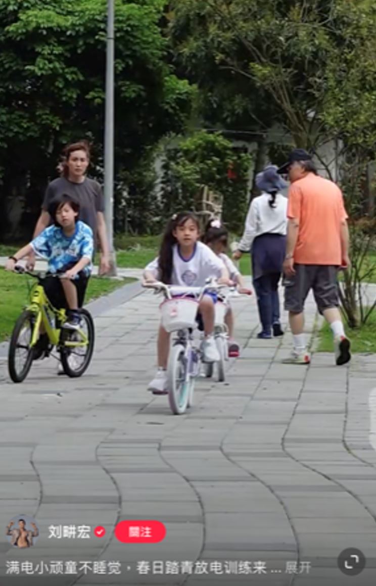 《爸爸去哪儿》小泡芙长大啦❗️甜美颜值再升级💗