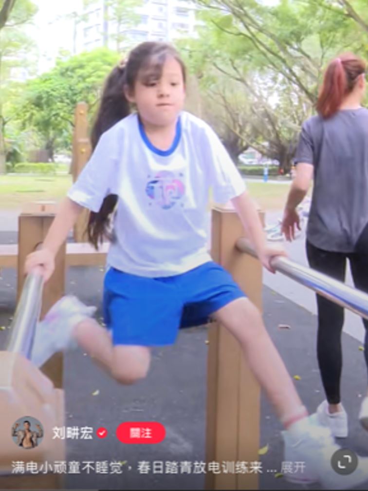 《爸爸去哪儿》小泡芙长大啦❗️甜美颜值再升级💗