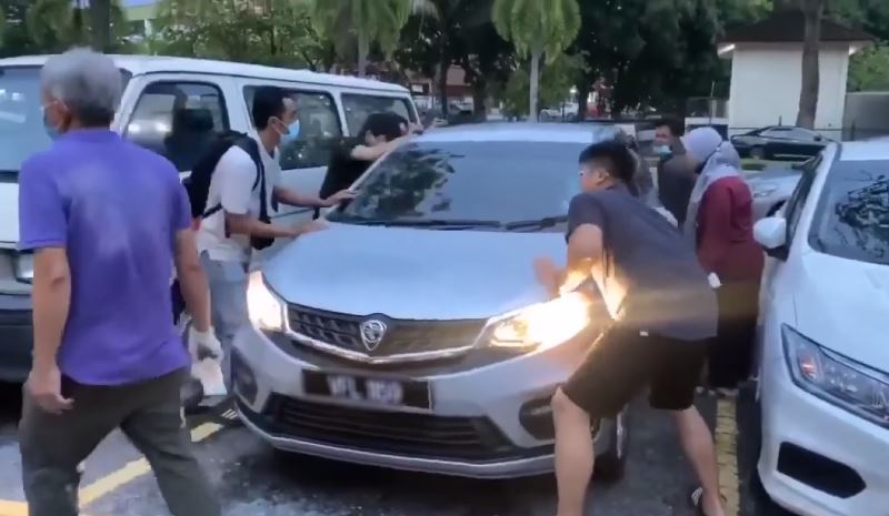 m’sians band together to help wake up sleeping girl inside a locked car