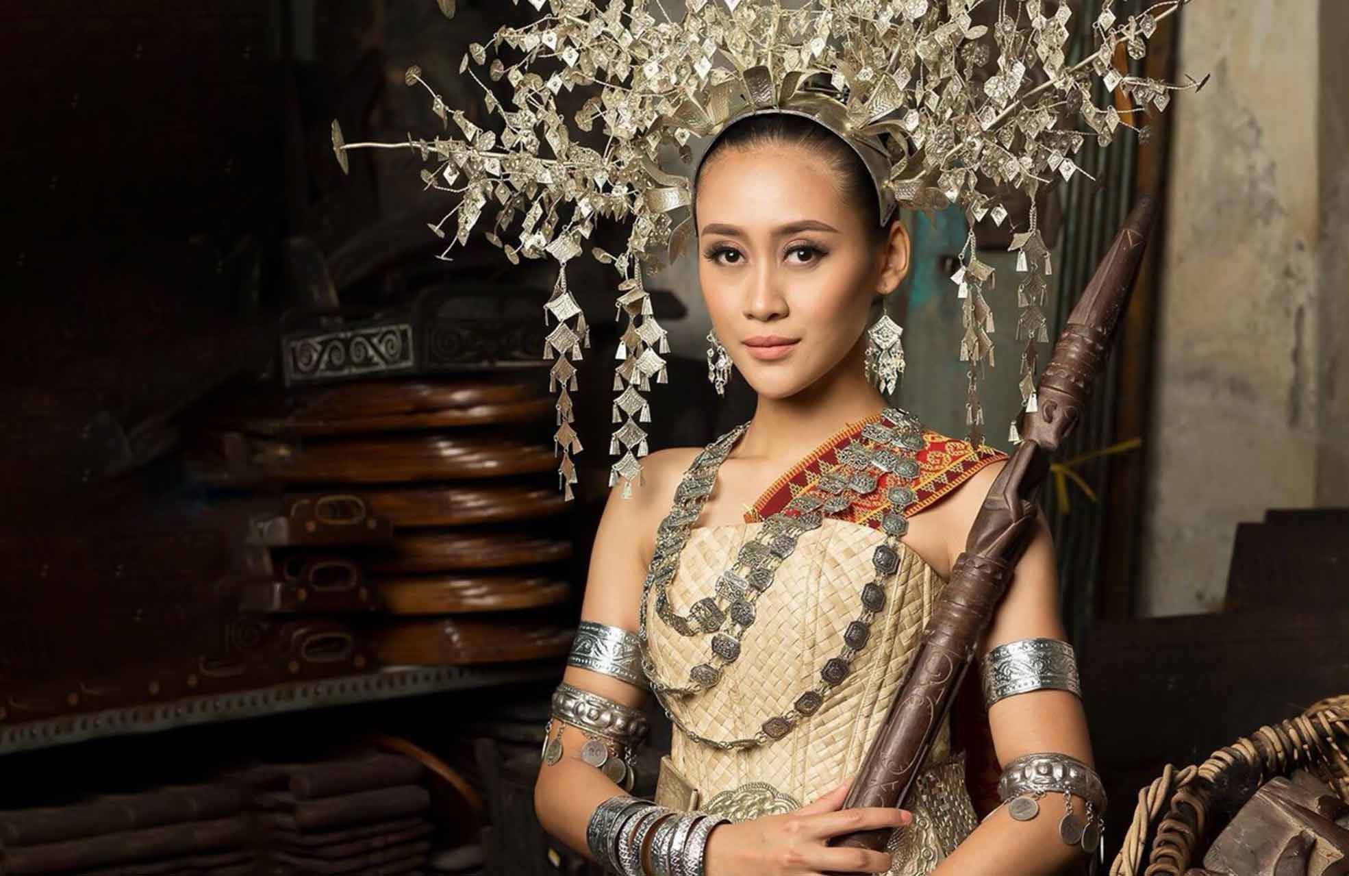 selit elemen tradisional, miss universe malaysia 2020 gayakan kostum tema ‘kampungku’