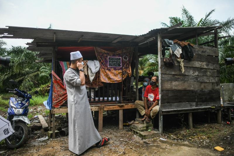 ebit lew is building a new house for this underprivileged family just in time for raya!