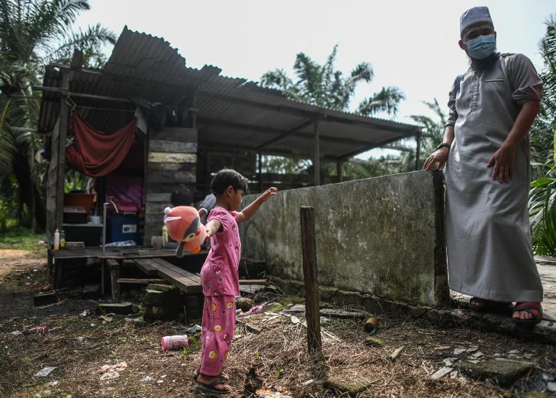 ebit lew is building a new house for this underprivileged family just in time for raya!