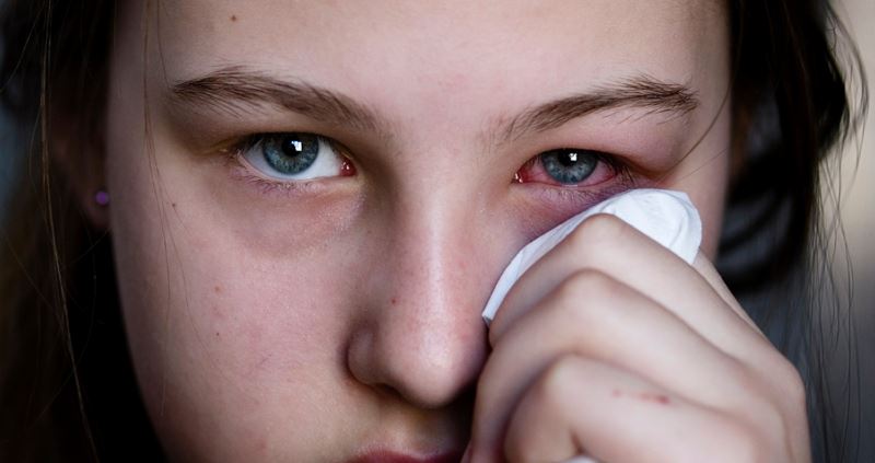 stop wearing fake contact lenses, they are dangerous for your eyes!