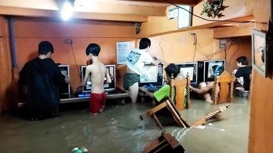 air naik paras peha, ‘gamers’ tegar tak berganjak walau cyber cafe banjir!