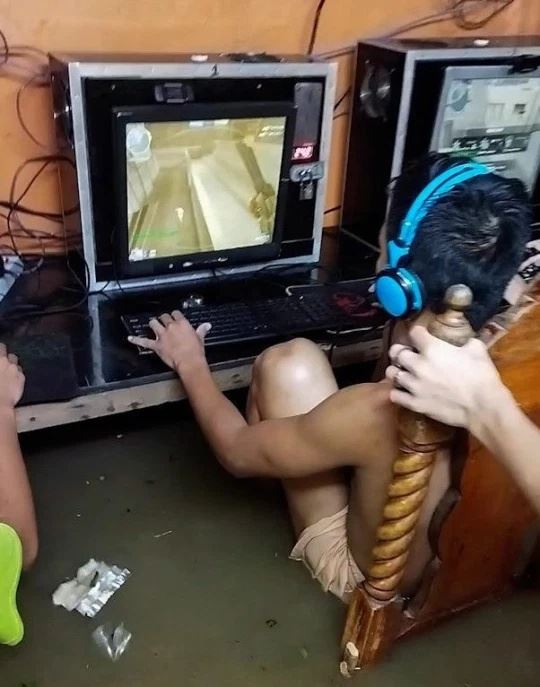 air naik paras peha, ‘gamers’ tegar tak berganjak walau cyber cafe banjir!