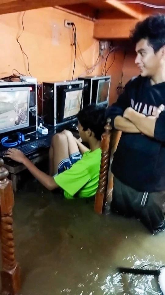 air naik paras peha, ‘gamers’ tegar tak berganjak walau cyber cafe banjir!