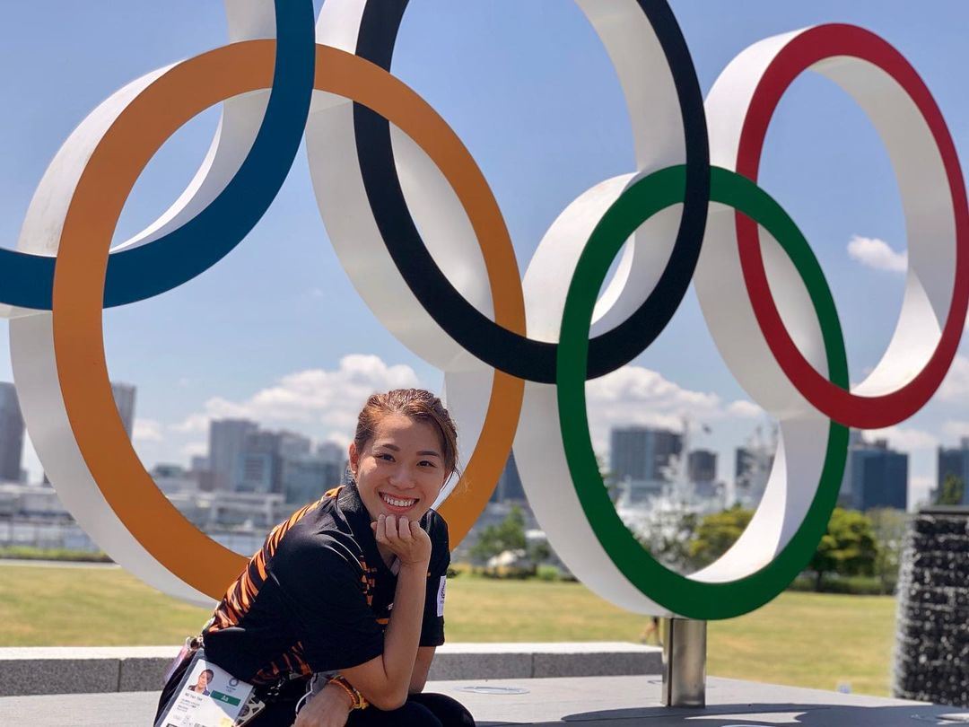 tokyo 2020: dua orang warga jepun pegang sepanduk beri kata-kata semangat, wendy ng yan yee hargai usaha mereka