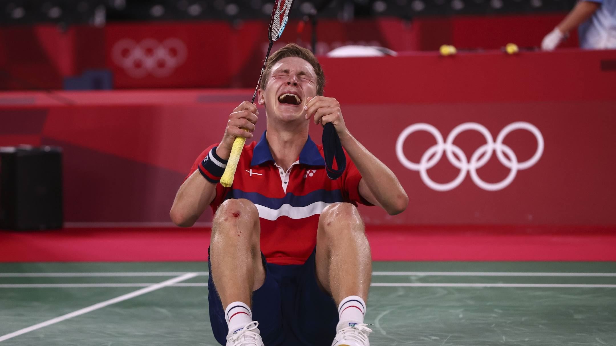 tokyo 2020: denmark’s viktor axelsen beats former champion chen long in badminton finals