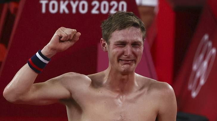 tokyo 2020: denmark’s viktor axelsen beats former champion chen long in badminton finals
