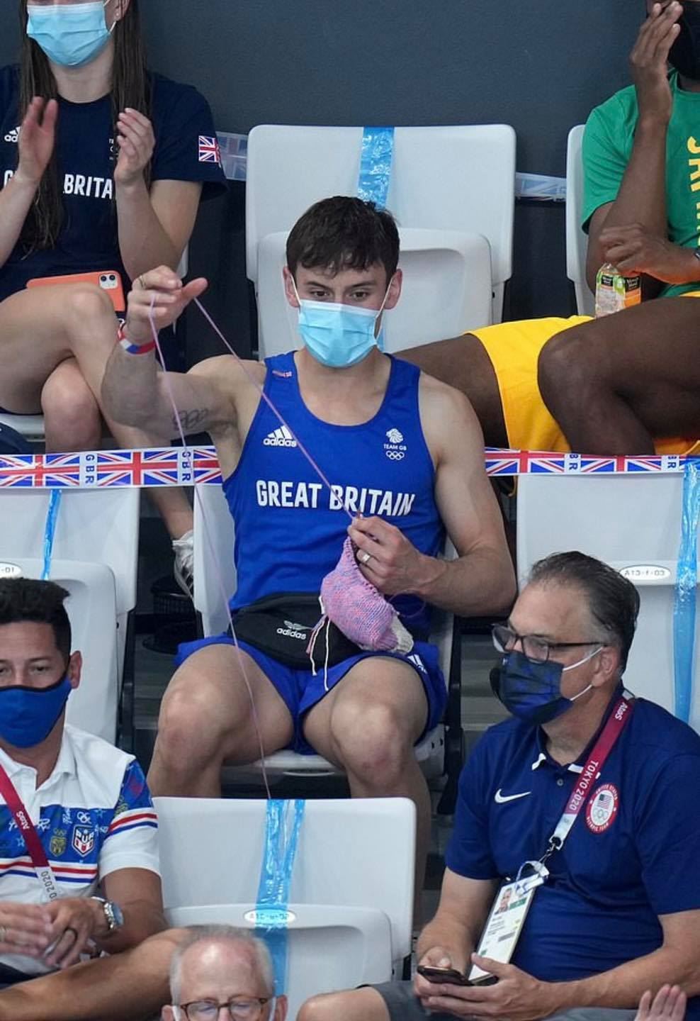 【东京奥运】英跳水王子一边织毛衣一边看比赛❗️网友疯传：神操作🔥