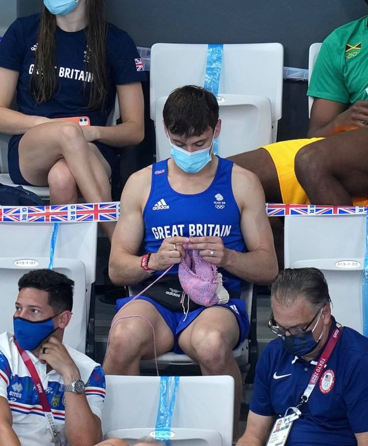 【东京奥运】英跳水王子一边织毛衣一边看比赛❗️网友疯传：神操作🔥