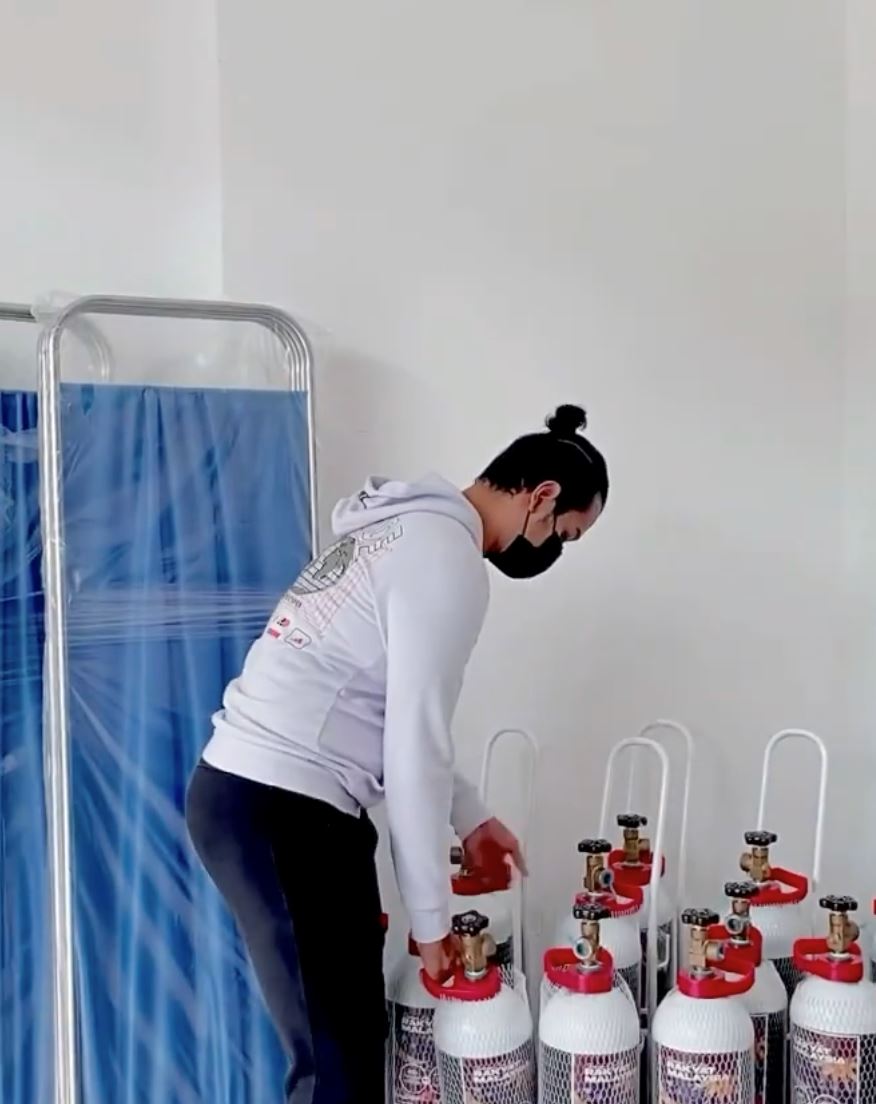 mawar rashid sumbang peralatan perubatan, tunai nazar selepas seluruh keluarga sembuh daripada covid-19