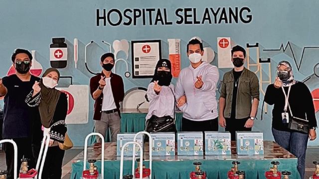 mawar rashid sumbang peralatan perubatan, tunai nazar selepas seluruh keluarga sembuh daripada covid-19