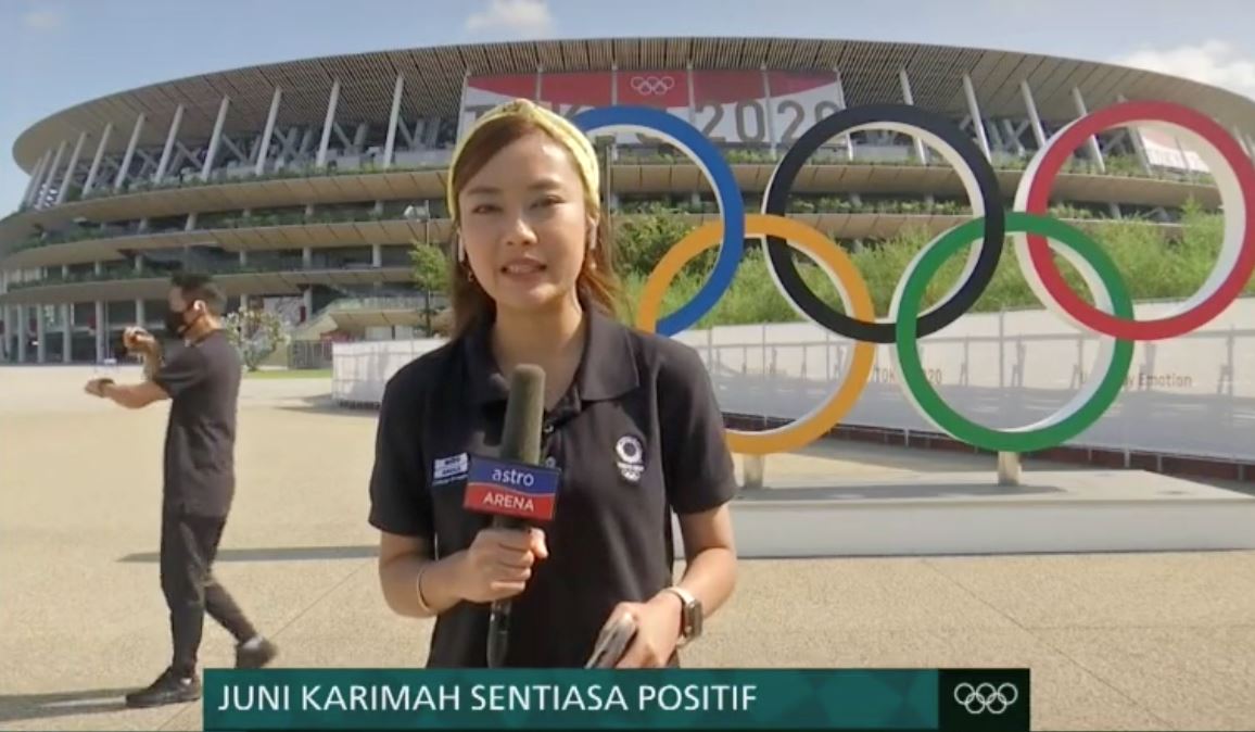 bikin pecah perut! wartawan astro arena tak fokus buat laporan, rakan selamba menari di belakang