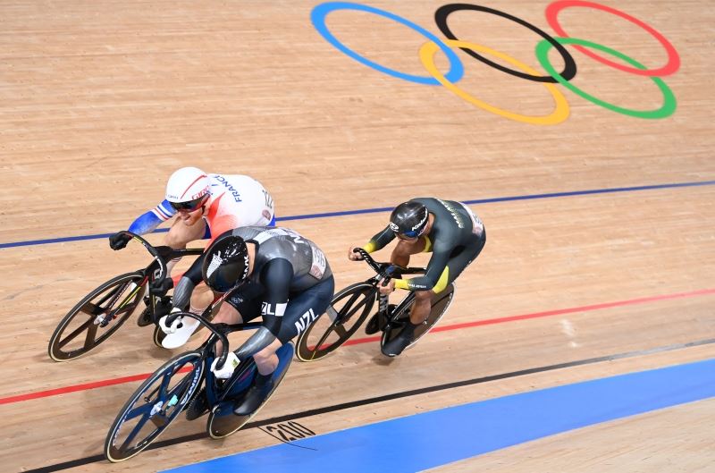 【东京奥运】「场地自行车争先赛」为什么选手一开始都「抢骑在后面」🚴♀️