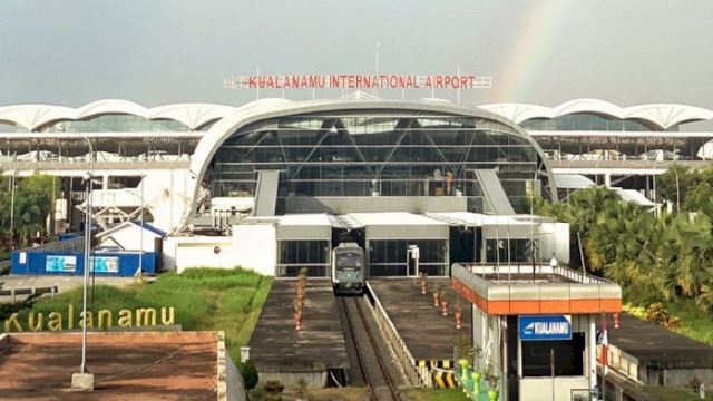 sekumpulan emak mengamuk di lapangan terbang indonesia akibat disahkan positif covid-19