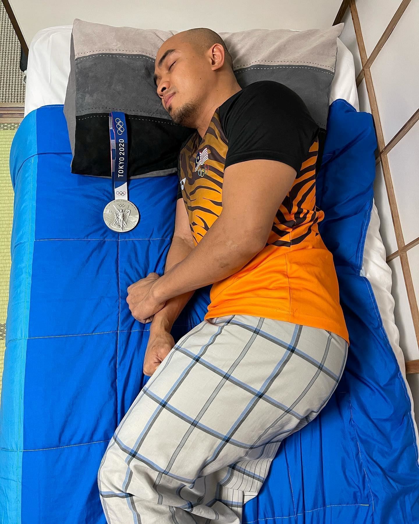 阿兹祖的招牌奖牌打卡照❗️网友：亮点在sarung😂