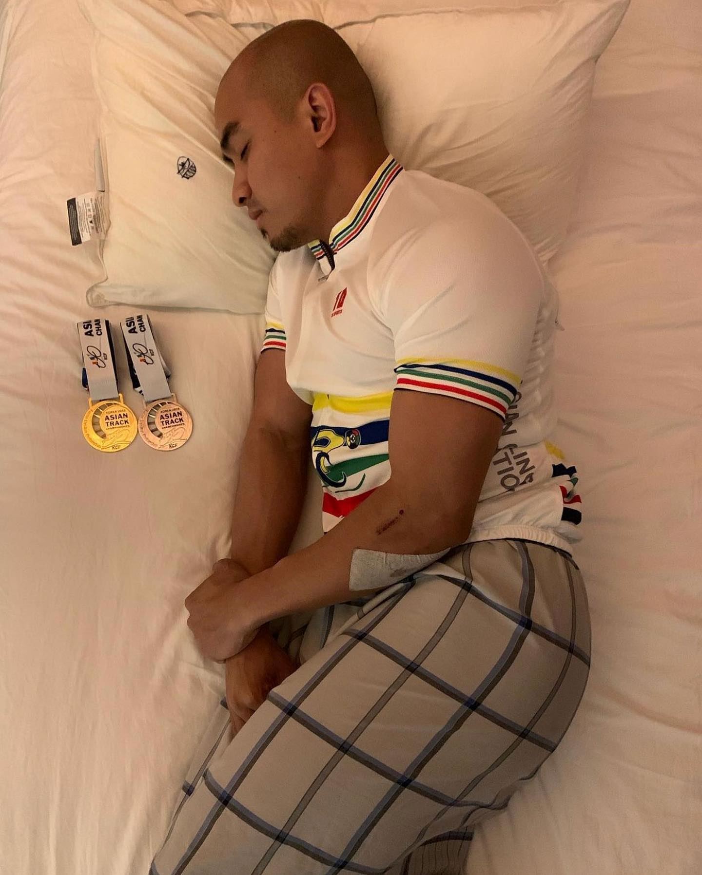 阿兹祖的招牌奖牌打卡照❗️网友：亮点在sarung😂