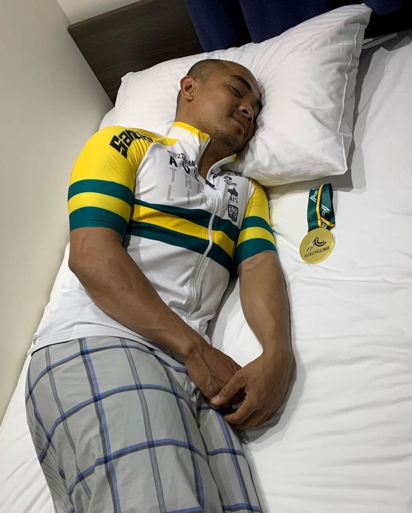 阿兹祖的招牌奖牌打卡照❗️网友：亮点在sarung😂