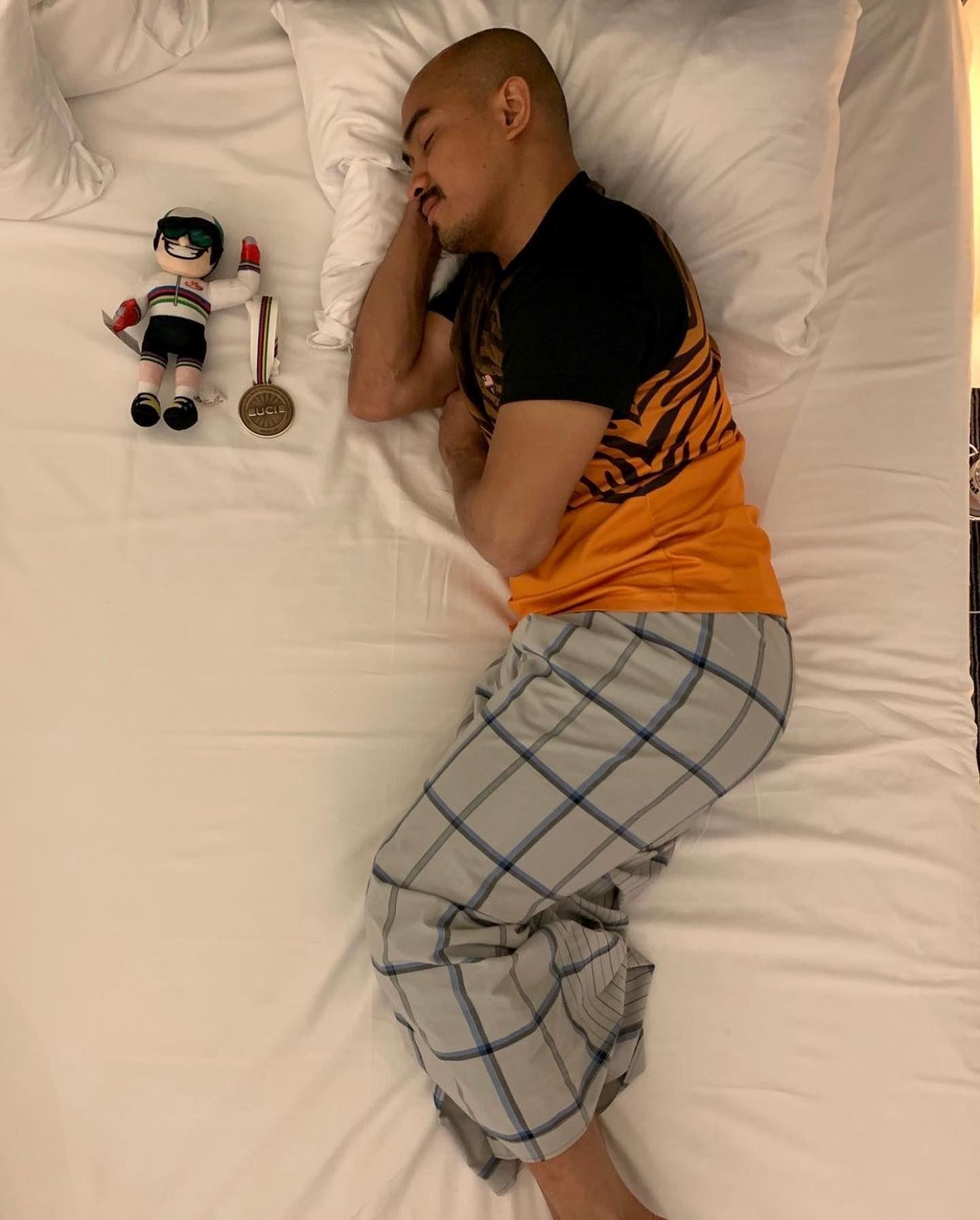 阿兹祖的招牌奖牌打卡照❗️网友：亮点在sarung😂