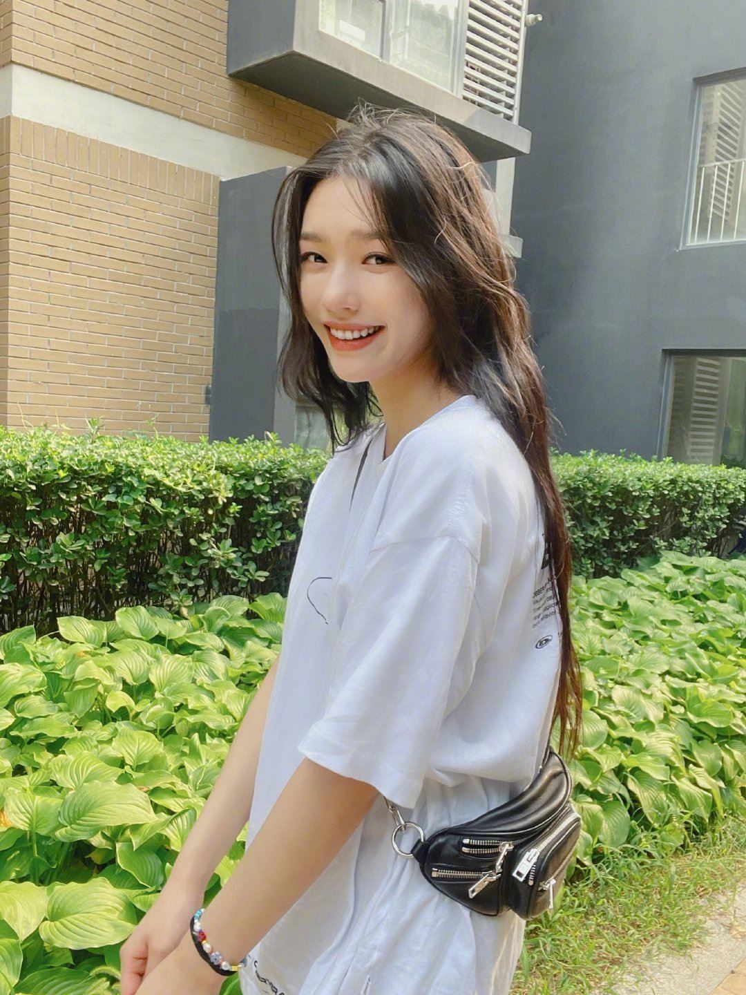 林允颜人中街上上演「摸头杀」，甜蜜背着回家！