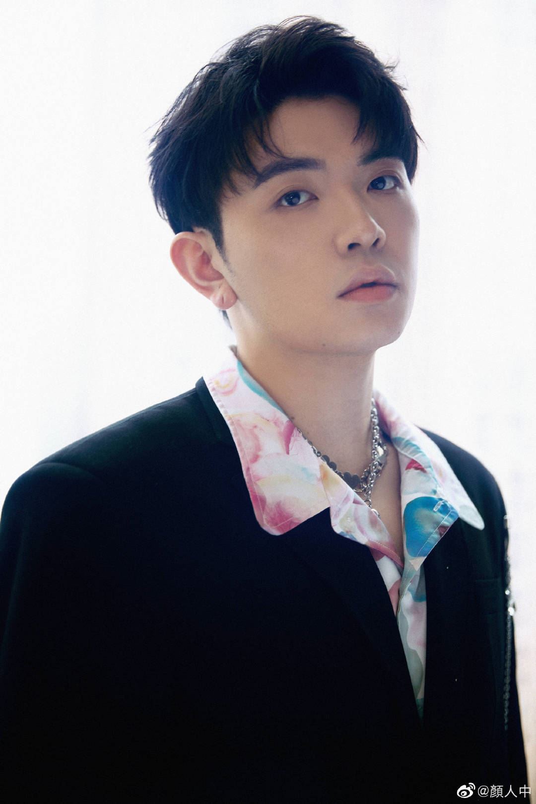 林允颜人中街上上演「摸头杀」，甜蜜背着回家！