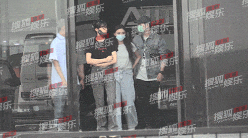 林允颜人中街上上演「摸头杀」，甜蜜背着回家！