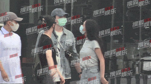 林允颜人中街上上演「摸头杀」，甜蜜背着回家！