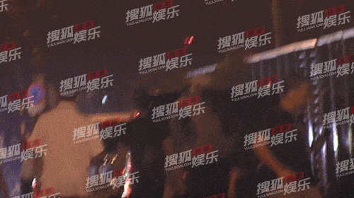 林允颜人中街上上演「摸头杀」，甜蜜背着回家！