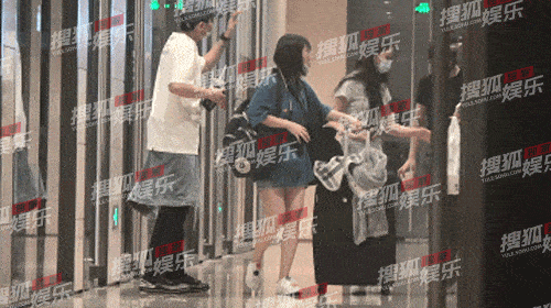 林允颜人中街上上演「摸头杀」，甜蜜背着回家！