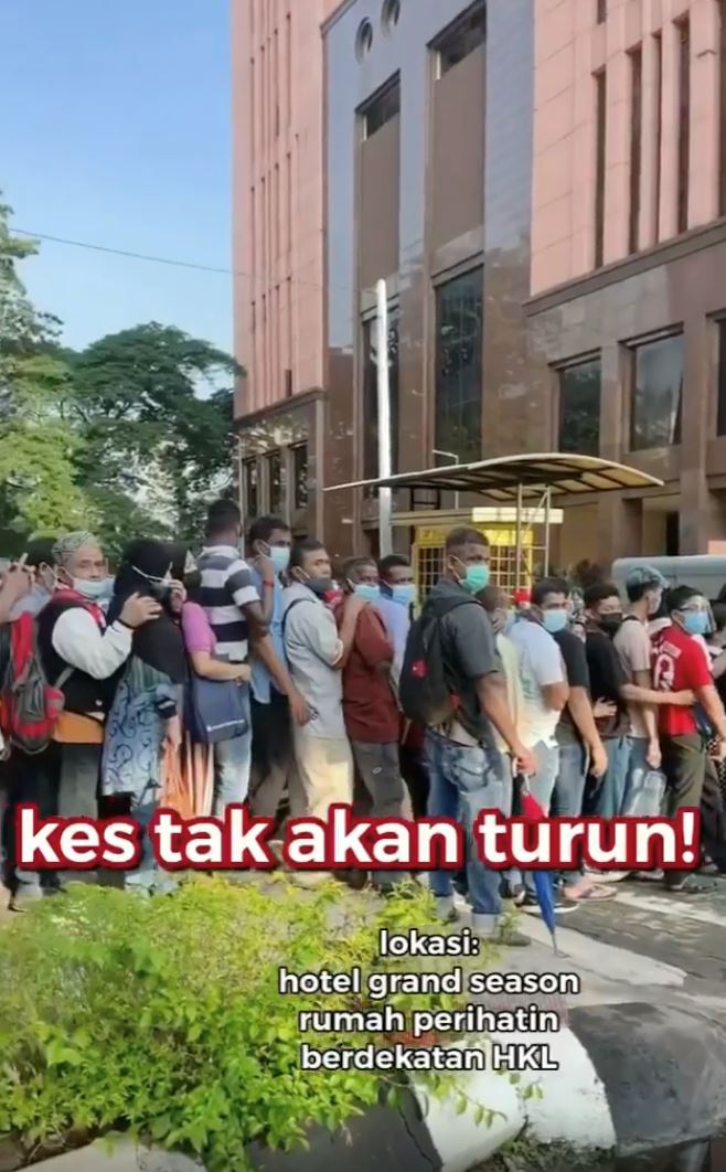 人贴人排队引担忧❗️热心志愿者漏夜到场贴「保持距离」黏纸