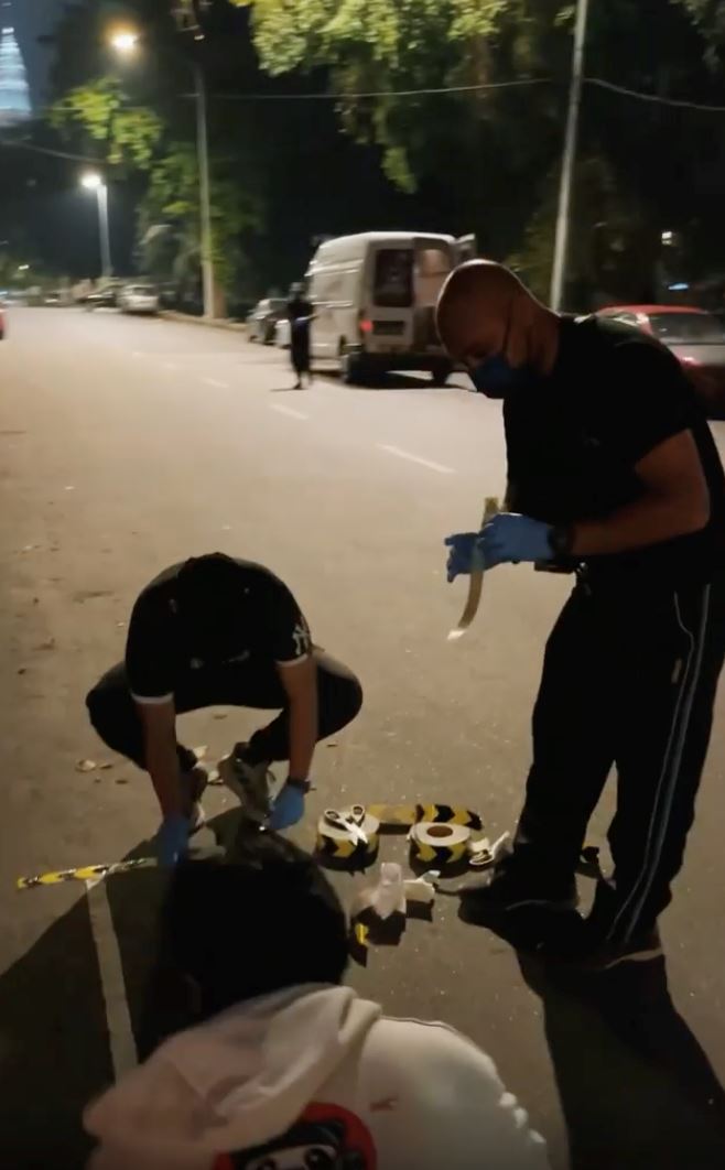 人贴人排队引担忧❗️热心志愿者漏夜到场贴「保持距离」黏纸