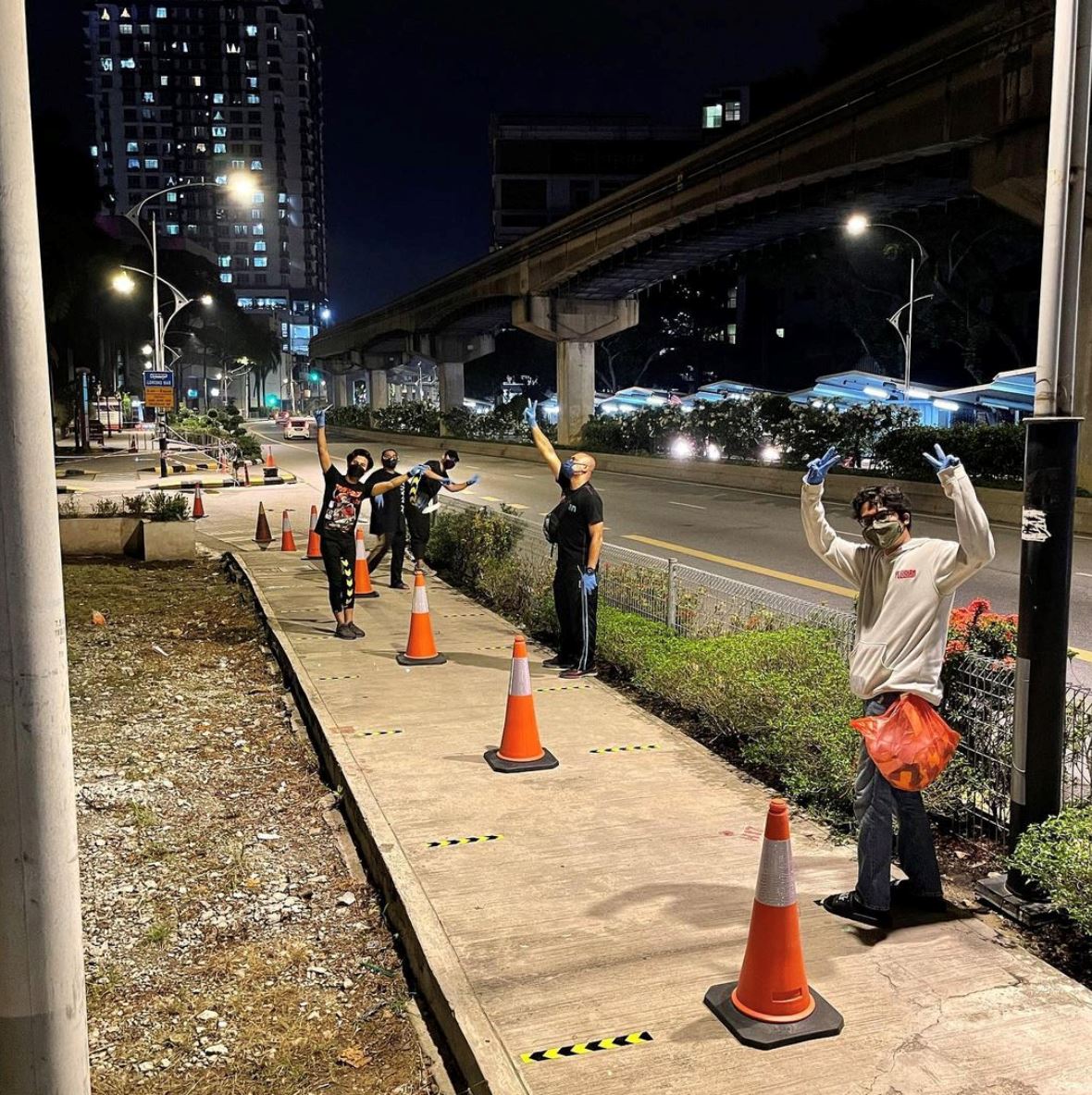 人贴人排队引担忧❗️热心志愿者漏夜到场贴「保持距离」黏纸