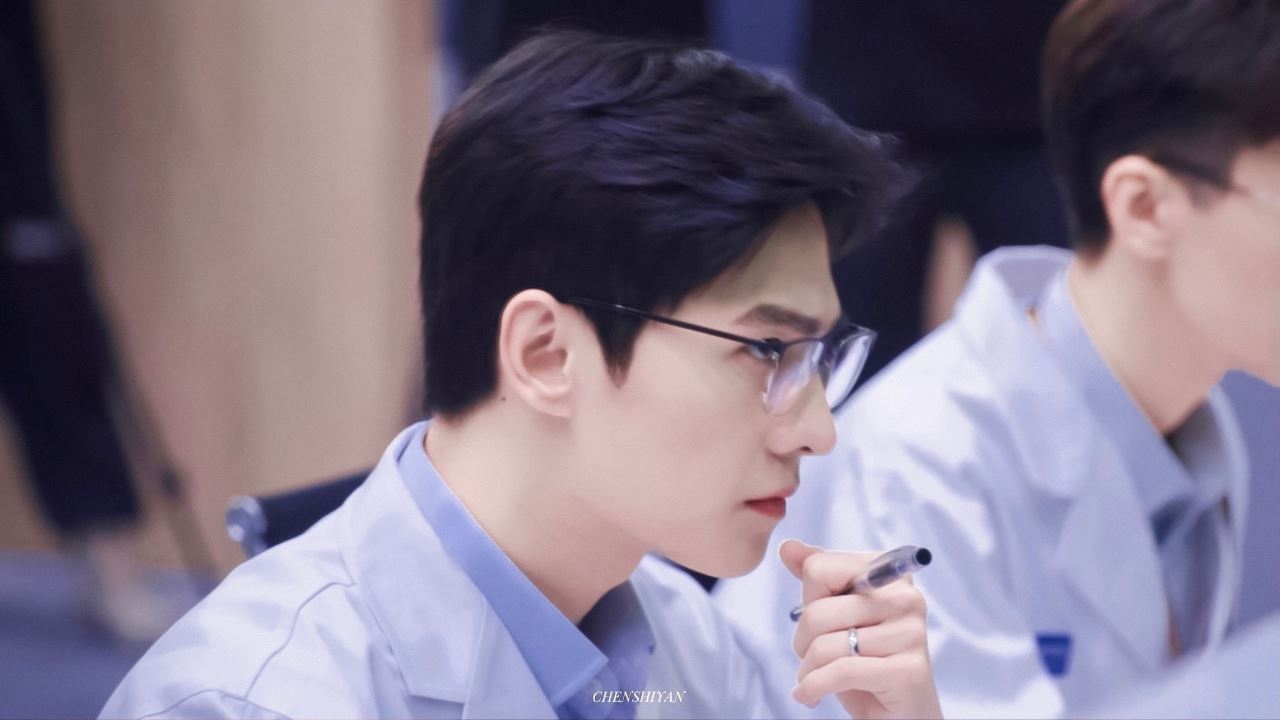 【多图】杨洋「于途」眼镜look帅爆镜❗️送你8张帅图做桌布❤️