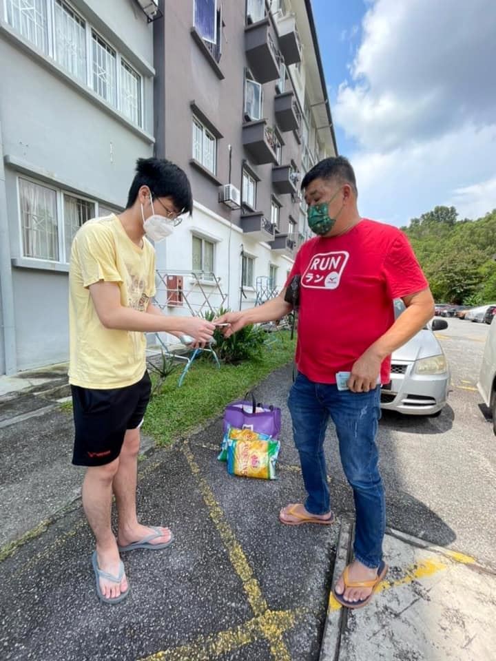 父亲因冠病离世，马铃薯叔叔资助年轻人升学，送笔电助圆梦！