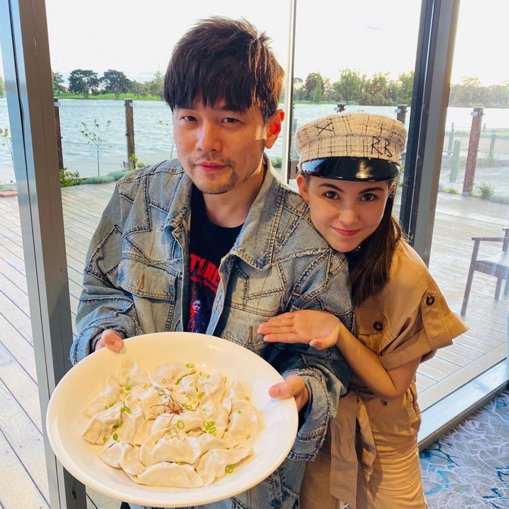 【影片】周杰伦弹琴祝昆凌生日加七夕快乐❗️好甜呢～💗