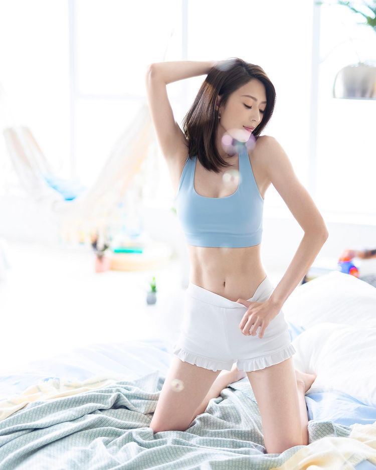 连诗雅派福利❗️大晒「蚂蚁腰」和「42吋长腿」🔥