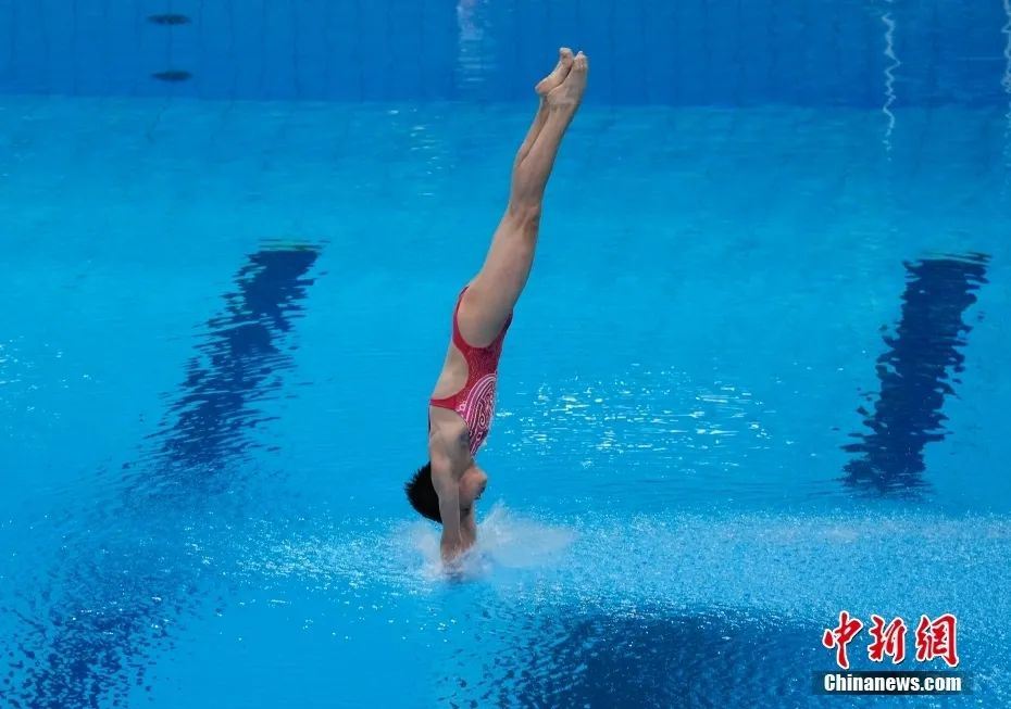 练习跳水「水花消失术」一点也不容易❗️没撑好下水犹如被打巴掌的痛