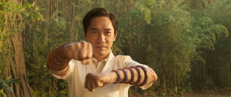 《尚气》新剧照曝光❗️梁朝伟、陈法拉在森林中打拳谈情💚