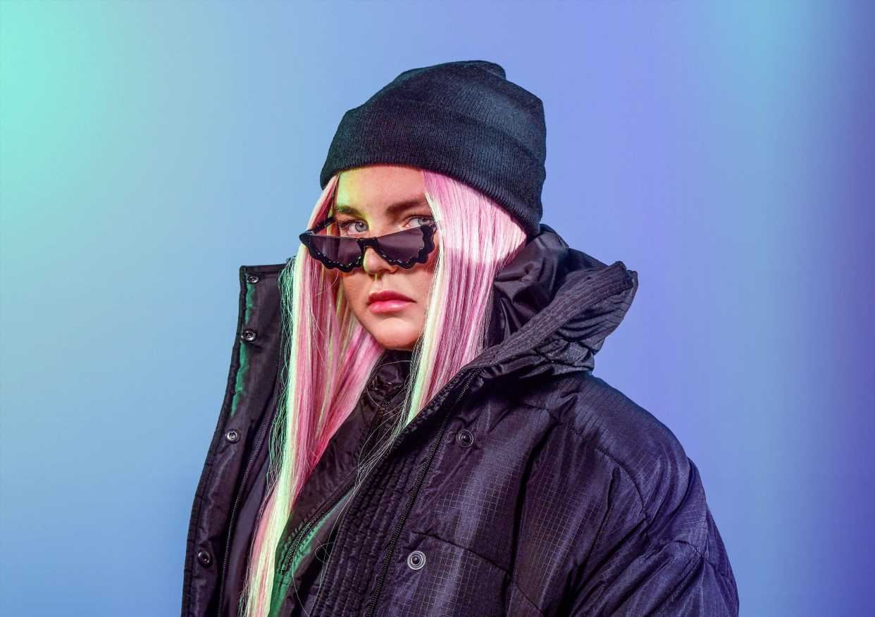 [video] dari jalanan ke pentas dunia, tones and i teruja lancar album penuh pertamanya berkisah pengalaman dan situasi pandemik