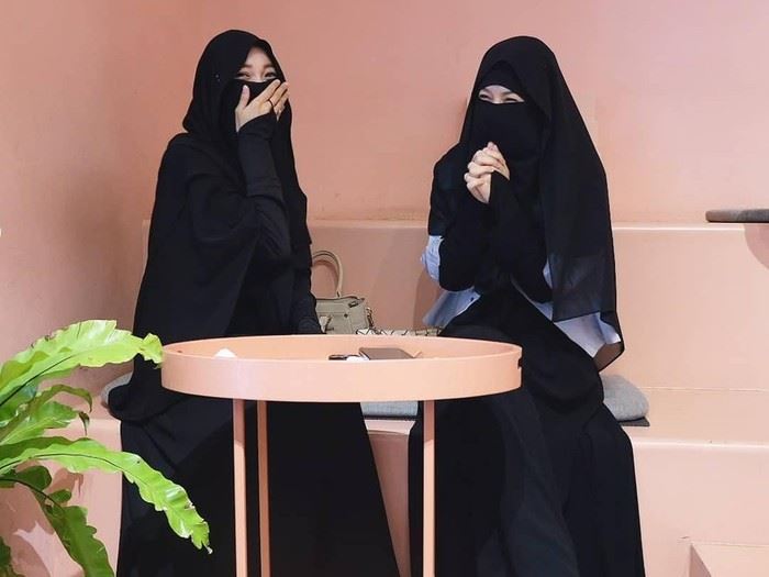 pakaian hitam atau gelap paling afdal digayakan muslimah