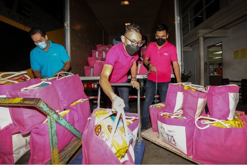 #kitateguhbersama: astro provides food packs to 800 families in need