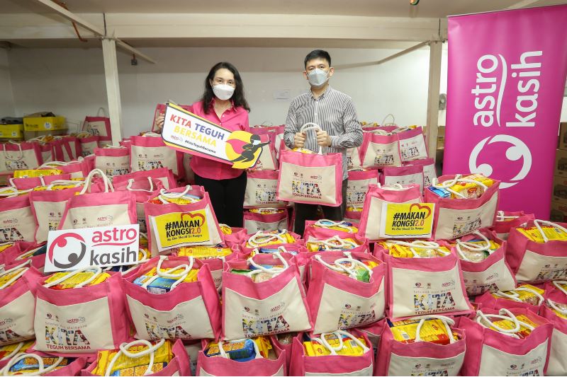 #kitateguhbersama: astro provides food packs to 800 families in need