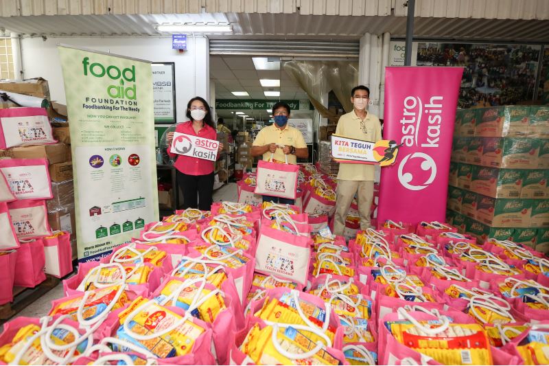 #kitateguhbersama: astro provides food packs to 800 families in need
