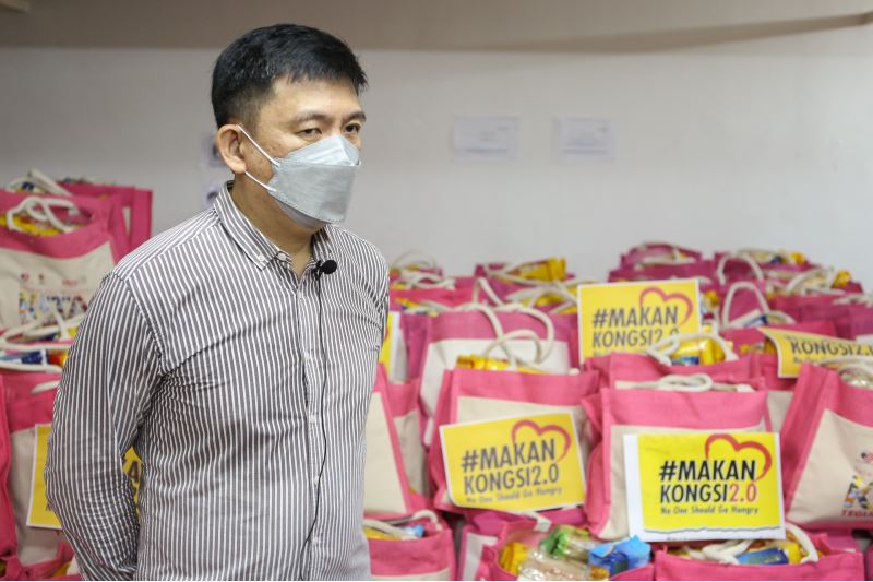 #kitateguhbersama: astro provides food packs to 800 families in need
