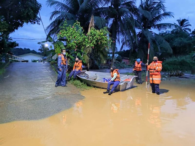 heavy rain causes floods to hit several areas in kedah