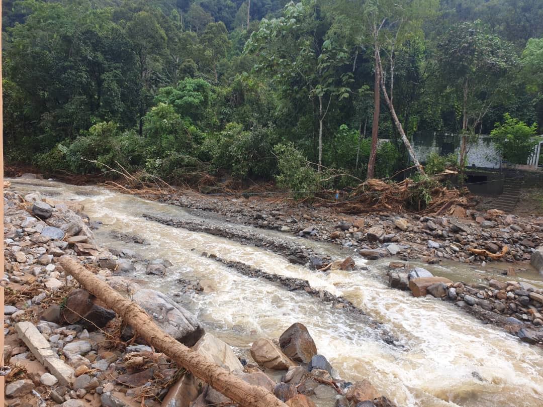 banjir kilat di yan, kedah: dua mangsa meninggal dunia, empat orang mangsa masih belum dijumpai setakat ini