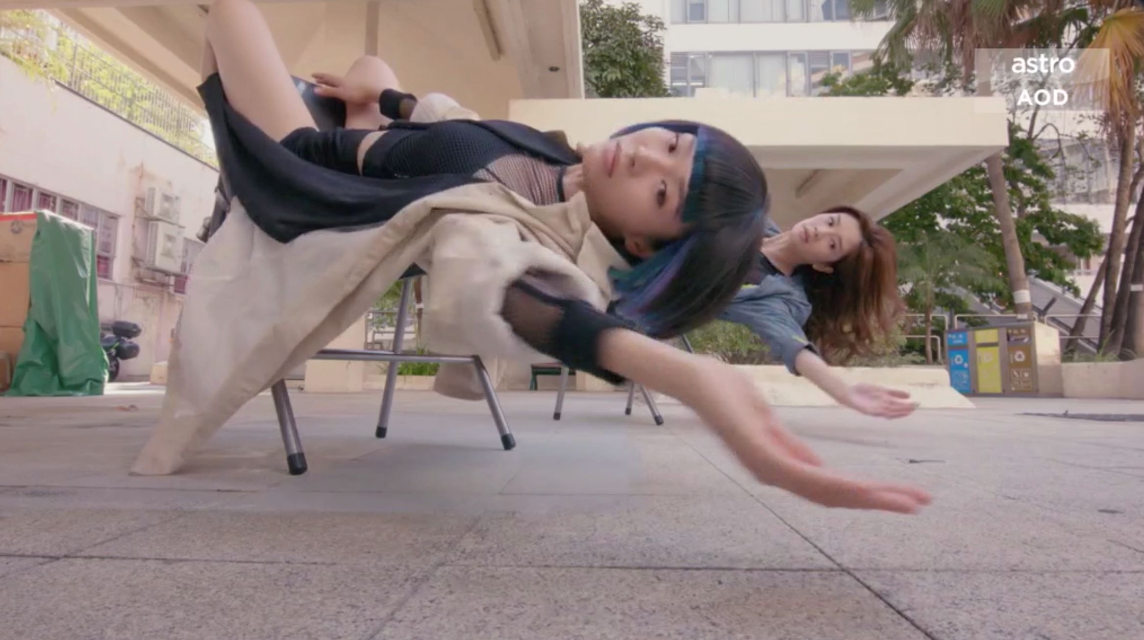 《智能爱人》李佳芯挑战「椅子舞」❗️好sexy呀😍