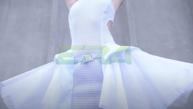 pereka fesyen cipta gaun istimewa bantu individu untuk menjaga jarak fizikal, “siap boleh kembang sendiri gaun itu”