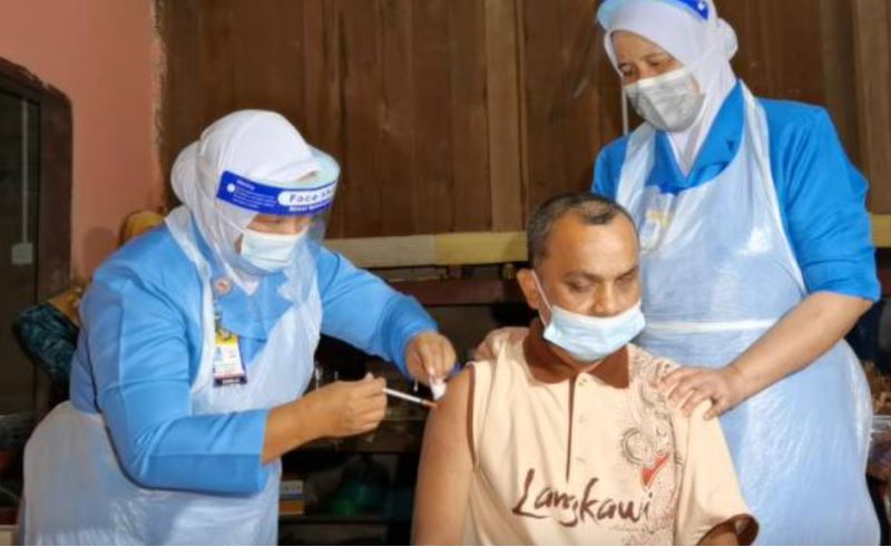 hulu terengganu conducts house-to-house vaccination for bedridden patients, homeless, elderly and disabled
